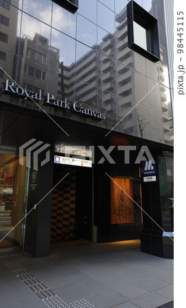 大阪メトロ堺筋線の北浜駅3号出入口、ザ・ロイヤルパーク・キャンバス大阪北浜に直結 98445115