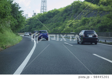 スムーズに車が走ってる高速道路 スムーズに車が走ってる高速道路 98445201