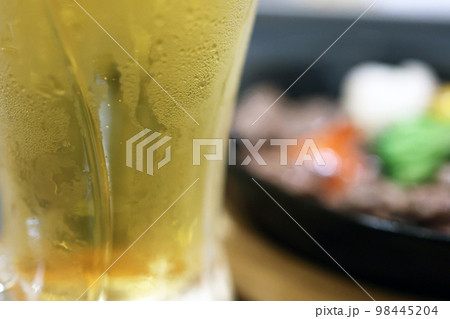 晩酌中のビールグラスのクローズアップ 晩酌中のビールグラスのクローズアップ 98445204