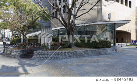 長堀橋跡記念碑と大阪メトロ堺筋線の長堀橋駅1号出入口 長堀橋跡記念碑と大阪メトロ堺筋線の長堀橋駅1号出入口 98445492