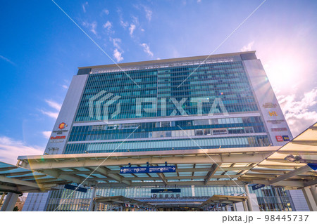 日本の横浜都市景観 相鉄新横浜線・東急新横浜線開業（3月）で利便性が向上する新横浜駅などを望む 98445737