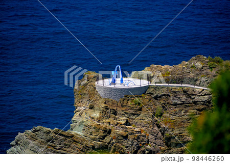 四国・愛媛・佐田岬・佐田岬の絶景ポイント、椿山展望台から眺める御籠島側の展望台・愛媛県伊方町(1) 98446260