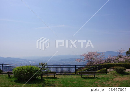 桜の咲く眉山公園から日峰山・小松島市・徳島市南部方面を望む 98447005
