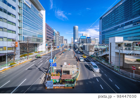 日本の横浜都市景観 相鉄・東急直通線新横浜駅工事や新横浜駅(画面右)などを望む 日本の横浜都市景観 相鉄・東急直通線新横浜駅工事や新横浜駅(画面右)などを望む 98447030