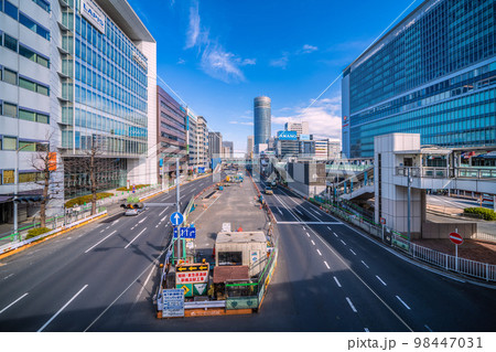 日本の横浜都市景観 相鉄・東急直通線新横浜駅工事や新横浜駅（画面右）などを望む 98447031