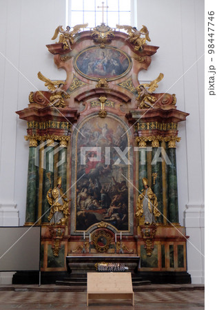 Altar in Collegiate church in Salzburg 98447746