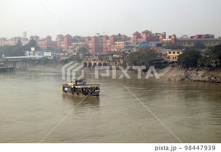 Ferry boat crosses the Hooghly River nearby the Howrah Bridge in Kolkata 98447939