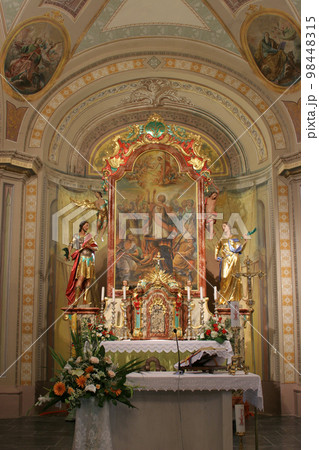 Main altar in Saints Vitus church in Ozalj, Croatia Main altar in Saints Vitus church in Ozalj, Croatia 98448315