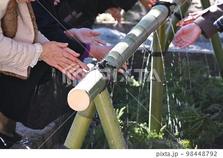 神社の手水舎 98448792