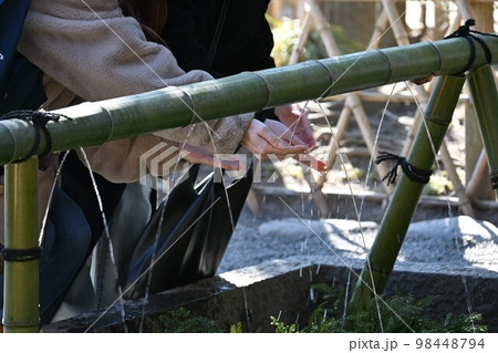 神社の手水舎 98448794