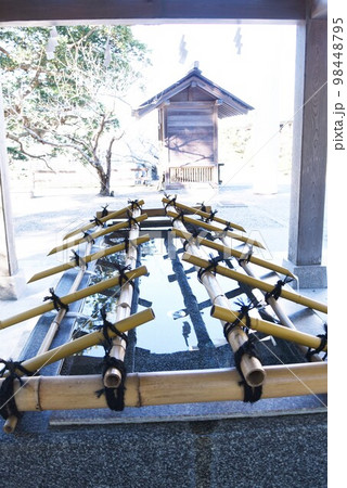神社の手水舎 98448795