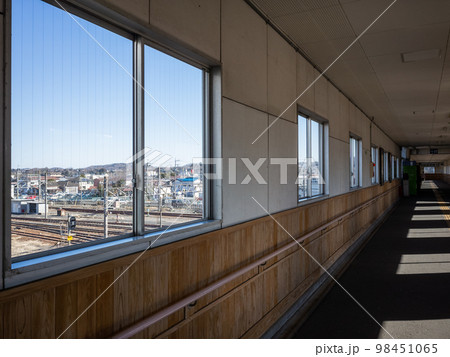 【日本】駅構内の通路沿いの窓から見える線路と街並みと快晴の青空 【日本】駅構内の通路沿いの窓から見える線路と街並みと快晴の青空 98451065