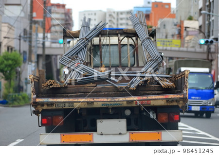 鉄筋を運搬するトラック イメージ 鉄筋を運搬するトラック イメージ 98451245