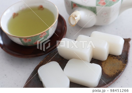 白いういろと日本茶 98451266