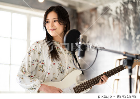 若い女性ポートレート（ボーカル＆エレキギター） 98451848