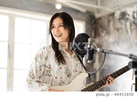 若い女性ポートレート(ボーカル&エレキギター) 若い女性ポートレート(ボーカル&エレキギター) 98451850