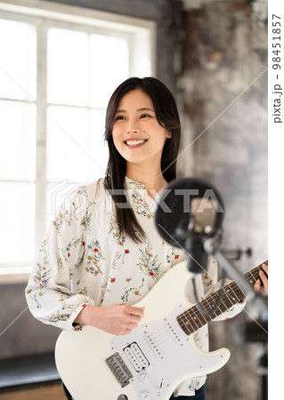 若い女性ポートレート(ボーカル&エレキギター) 若い女性ポートレート(ボーカル&エレキギター) 98451857