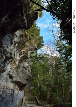 せり出した奇岩の隙間から覗く青空（縦構図） 98452060