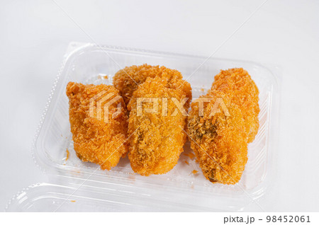 透明パック入りのピーマンの肉詰めフライ 透明パック入りのピーマンの肉詰めフライ 98452061