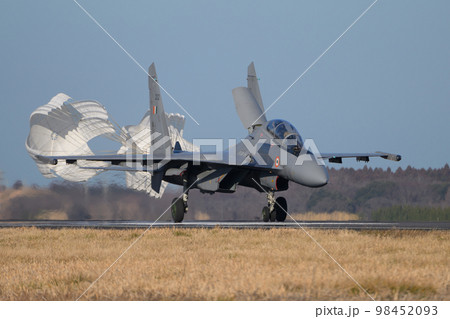 インド空軍スホーイSu-30MKI着陸 98452093
