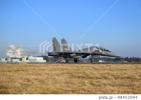 インド空軍スホーイSu-30MKI着陸 98452094