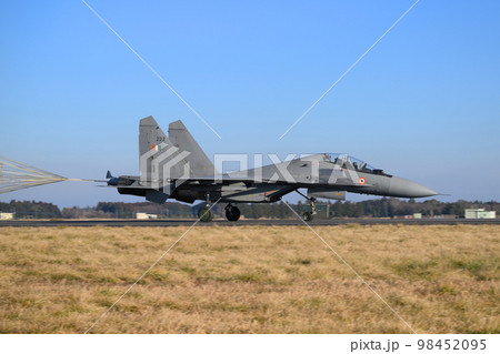 インド空軍スホーイSu-30MKI着陸 98452095
