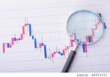 株価のローソク足グラフと虫メガネ 株価のローソク足グラフと虫メガネ 98452315