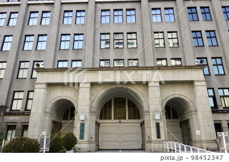 財務省・国税庁の正門　東京都千代田区霞ヶ関 98452347