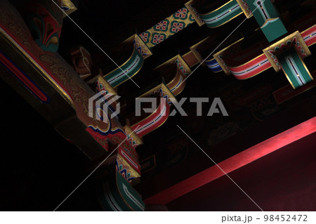 国宝日光東照宮・鳴き龍の天井画がある薬師堂(本地堂)入り口の複雑華麗な梁構造 国宝日光東照宮・鳴き龍の天井画がある薬師堂(本地堂)入り口の複雑華麗な梁構造 98452472