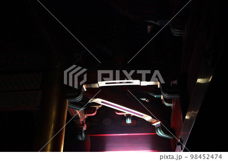 国宝日光東照宮・鳴き龍の天井画がある薬師堂(本地堂)入り口の複雑華麗な梁構造 98452474