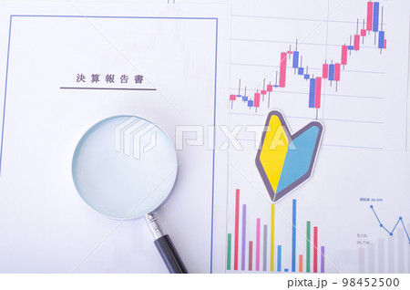 決算報告書に不慣れな人のイメージ 98452500