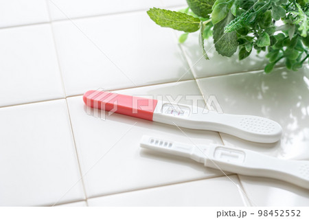 妊娠検査薬の写真素材 妊娠検査薬の写真素材 98452552