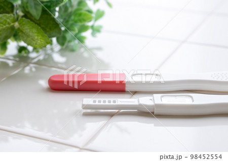 妊娠検査薬の写真素材 98452554
