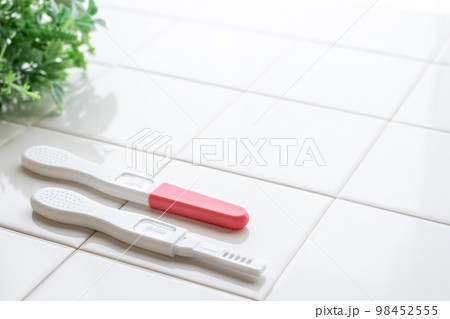 妊娠検査薬の写真素材 妊娠検査薬の写真素材 98452555