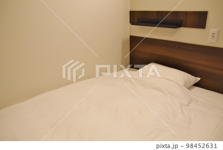 出張のビジネスホテルイメージ 98452631