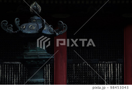 国宝日光東照宮・境内各所に設置された徳川家紋章入りの青銅製燈籠 98453043