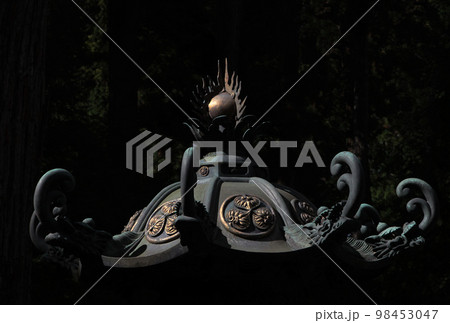 国宝日光東照宮・境内各所に設置された徳川家紋章入りの青銅製燈籠 98453047