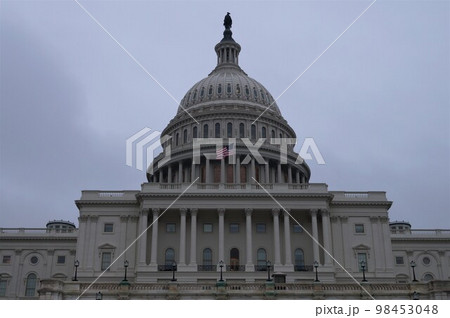 アメリカ合衆国 ワシントンの連邦議会議事堂と星条旗 アメリカ合衆国 ワシントンの連邦議会議事堂と星条旗 98453048