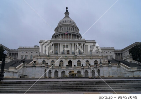アメリカ合衆国 ワシントンの連邦議会議事堂 98453049