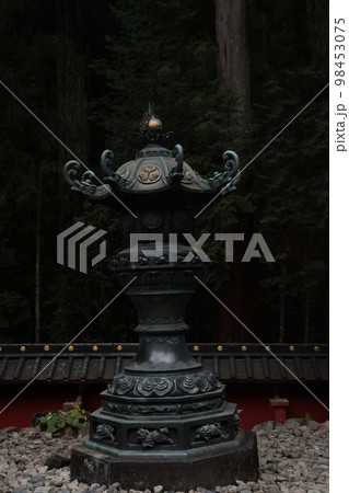 国宝日光東照宮・境内各所に設置された徳川家紋章入りの青銅製燈籠 98453075