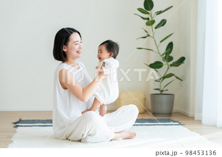 赤ちゃんと若いお母さん 赤ちゃんと若いお母さん 98453136