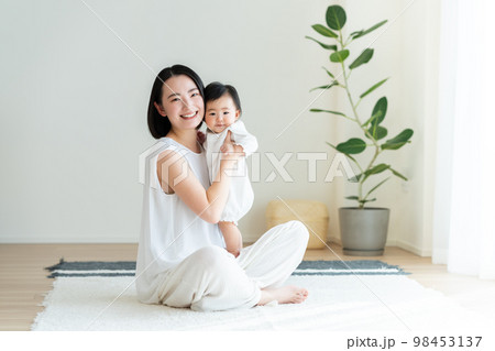 赤ちゃんと若いお母さん 98453137