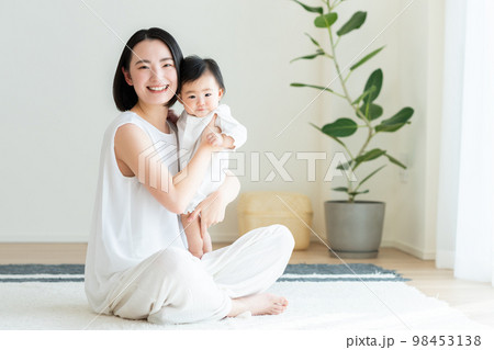 赤ちゃんと若いお母さん 赤ちゃんと若いお母さん 98453138