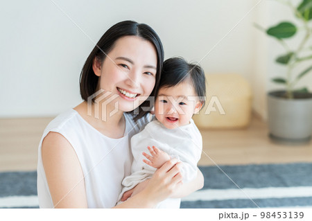 赤ちゃんと若いお母さん 98453139