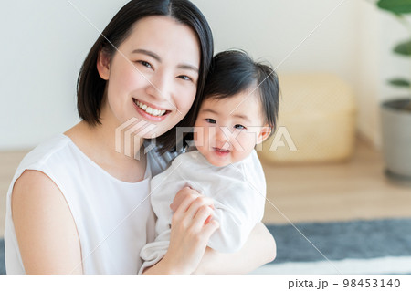 赤ちゃんと若いお母さん 赤ちゃんと若いお母さん 98453140
