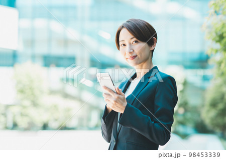 スマホを使うビジネスウーマン 撮影協力:LINK FOREST スマホを使うビジネスウーマン 撮影協力:LINK FOREST 98453339