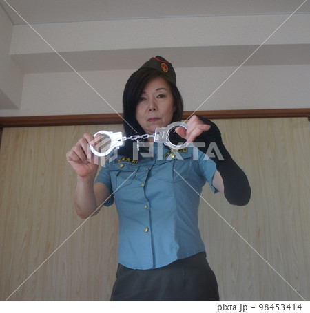 健康的な長身美女警官 健康的な長身美女警官 98453414