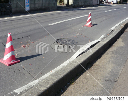 震災後の風景・道路麺崩壊 震災後の風景・道路麺崩壊 98453505