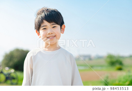 河川敷を歩く男の子 河川敷を歩く男の子 98453513