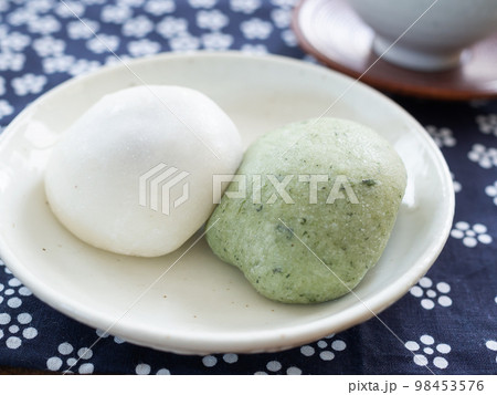 よもぎ大福と白大福 よもぎ大福と白大福 98453576